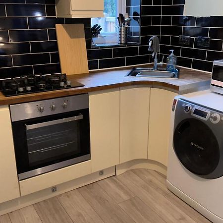One Bedroom Apartment In Walsall Sleeps 4 Free Wifi By Villazu Bloxwich Exterior photo