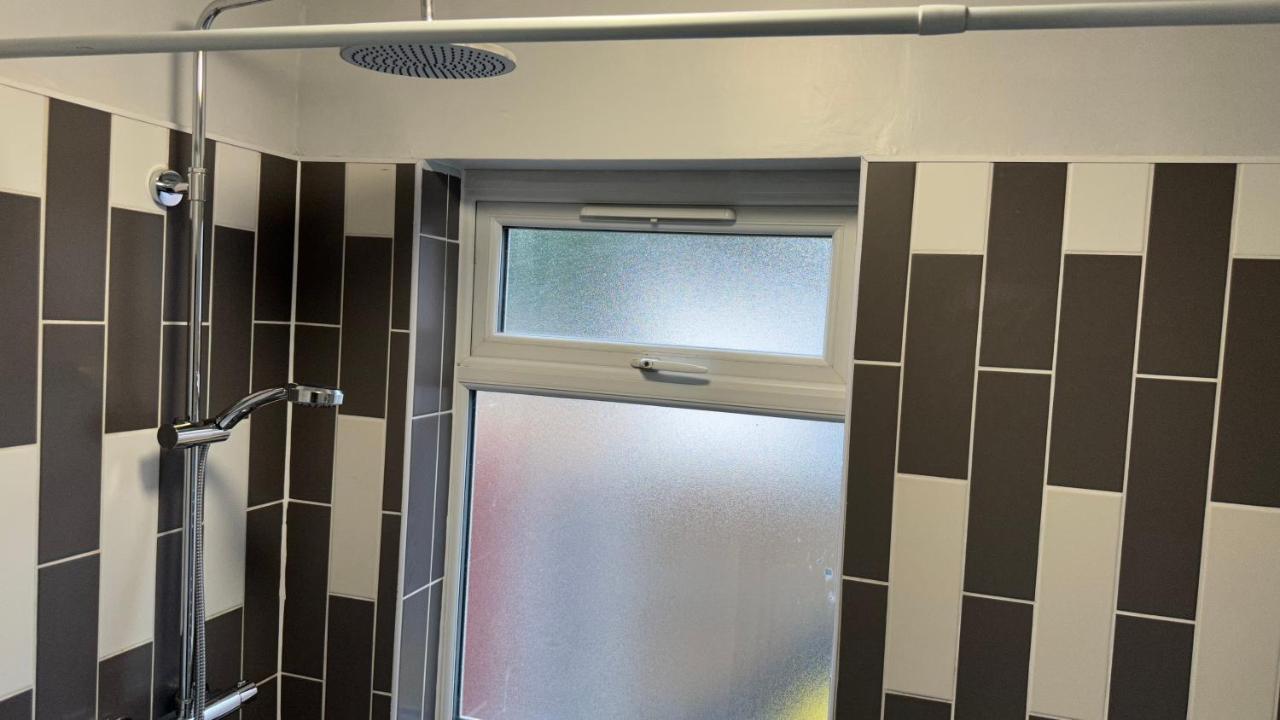One Bedroom Apartment In Walsall Sleeps 4 Free Wifi By Villazu Bloxwich Exterior photo