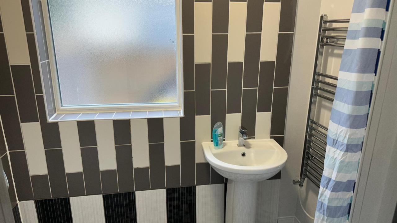 One Bedroom Apartment In Walsall Sleeps 4 Free Wifi By Villazu Bloxwich Exterior photo