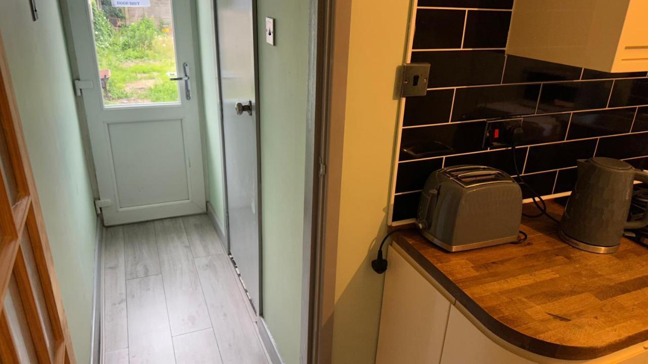 One Bedroom Apartment In Walsall Sleeps 4 Free Wifi By Villazu Bloxwich Exterior photo
